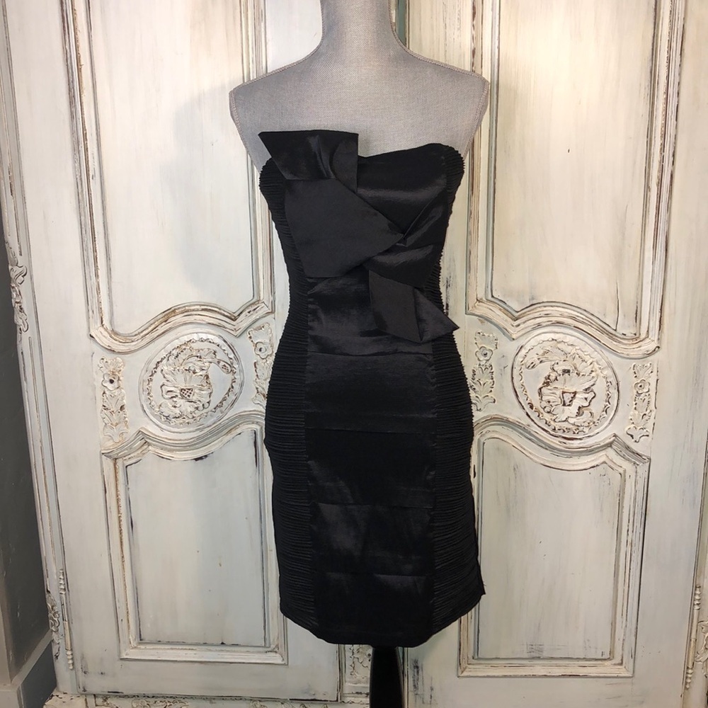 Daisy NWT Gorgeous Black Artistic Front Bodice Tie Strapless Occasions Dress